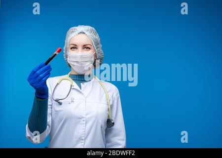 Glücklicher Arzt mit negativem Bluttest in der Hand. Stockfoto