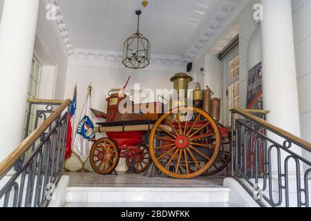 Alter Dampffeuerwagen vor einer Feuerwache in Santiago, Chile Stockfoto