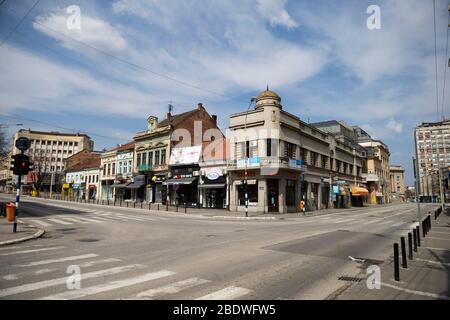 Belgrad, Serbien. April 2020. Eine Straße ist fast leer im Stadtzentrum während einer Ausgangssperre, die zur Verhinderung der Ausbreitung der Coronavirus-Krankheit (COVID-19) auferlegt wurde. Der serbische Präsident Aleksandar Vucic hatte den Ausnahmezustand erklärt, um die Ausbreitung des Coronavirus zu stoppen. Viele öffentliche Räume sind geschlossen und Soldaten bewachen Krankenhäuser. Auch die Regierung hat jedem über 65 verboten, seine Häuser zu verlassen. Kredit: Nikola Krstic/Alamy Live News Stockfoto