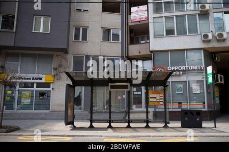 Belgrad, Serbien. April 2020. Der Busbahnhof im Stadtzentrum ist während einer Sperrstunde leer, die zur Verhinderung der Ausbreitung der Coronavirus-Krankheit (COVID-19) verhängt wurde. Der serbische Präsident Aleksandar Vucic hatte den Ausnahmezustand erklärt, um die Ausbreitung des Coronavirus zu stoppen. Viele öffentliche Räume sind geschlossen und Soldaten bewachen Krankenhäuser. Auch die Regierung hat jedem über 65 verboten, seine Häuser zu verlassen. Kredit: Nikola Krstic/Alamy Live News Stockfoto