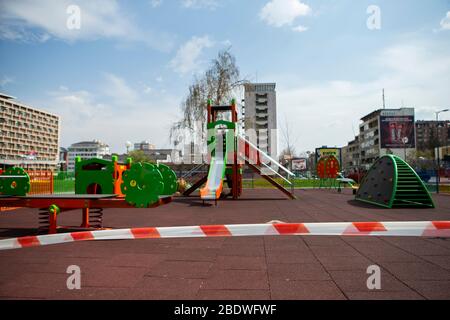 Belgrad, Serbien. April 2020. Der Kinderspielplatz ist während einer Sperrstunde geschlossen und leer, um die Ausbreitung der Coronavirus-Krankheit (COVID-19) zu verhindern. Der serbische Präsident Aleksandar Vucic hatte den Ausnahmezustand erklärt, um die Ausbreitung des Coronavirus zu stoppen. Viele öffentliche Räume sind geschlossen und Soldaten bewachen Krankenhäuser. Auch die Regierung hat jedem über 65 verboten, seine Häuser zu verlassen. Kredit: Nikola Krstic/Alamy Live News Stockfoto