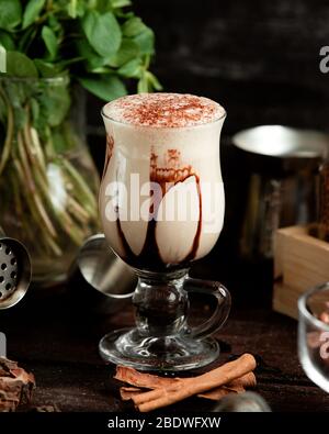 Kalte Frappe auf dem Tisch Stockfoto