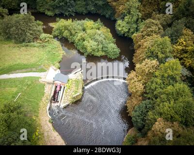 Ein von Hallidays Hydropower installiertes Schneckenwasserkraftwerk von archimedes zur Stromversorgung eines wiederversetzten Mühlengebäudes in Manchester, Großbritannien Stockfoto