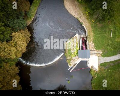 Ein von Hallidays Hydropower installiertes Schneckenwasserkraftwerk von archimedes zur Stromversorgung eines wiederversetzten Mühlengebäudes in Manchester, Großbritannien Stockfoto