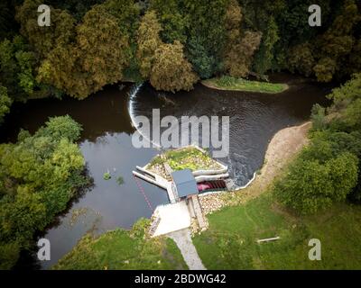 Ein von Hallidays Hydropower installiertes Schneckenwasserkraftwerk von archimedes zur Stromversorgung eines wiederversetzten Mühlengebäudes in Manchester, Großbritannien Stockfoto