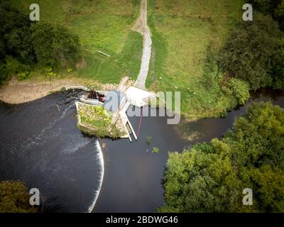 Ein von Hallidays Hydropower installiertes Schneckenwasserkraftwerk von archimedes zur Stromversorgung eines wiederversetzten Mühlengebäudes in Manchester, Großbritannien Stockfoto