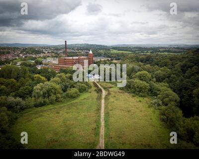 Ein von Hallidays Hydropower installiertes Schneckenwasserkraftwerk von archimedes zur Stromversorgung eines wiederversetzten Mühlengebäudes in Manchester, Großbritannien Stockfoto