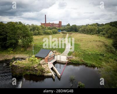 Ein von Hallidays Hydropower installiertes Schneckenwasserkraftwerk von archimedes zur Stromversorgung eines wiederversetzten Mühlengebäudes in Manchester, Großbritannien Stockfoto