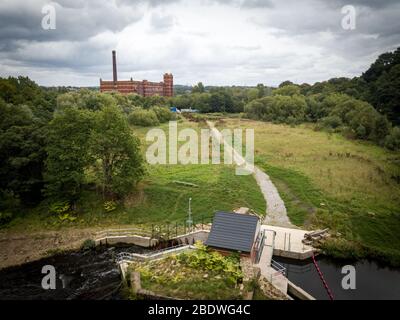 Ein von Hallidays Hydropower installiertes Schneckenwasserkraftwerk von archimedes zur Stromversorgung eines wiederversetzten Mühlengebäudes in Manchester, Großbritannien Stockfoto