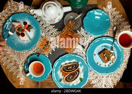 Dessert-Set auf dem Tisch von oben Stockfoto