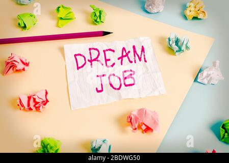 Textschild mit Dream Job. Business-Foto zeigt eine Tat, die von Gehalt bezahlt wird und geben Ihnen Hapiness farbige zerknitterte Papiere leere Erinnerung Stockfoto