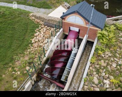 Ein von Hallidays Hydropower installiertes Schneckenwasserkraftwerk von archimedes zur Stromversorgung eines wiederversetzten Mühlengebäudes in Manchester, Großbritannien Stockfoto