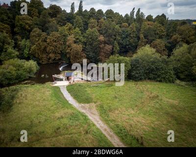 Ein von Hallidays Hydropower installiertes Schneckenwasserkraftwerk von archimedes zur Stromversorgung eines wiederversetzten Mühlengebäudes in Manchester, Großbritannien Stockfoto