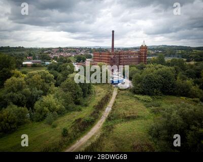 Ein von Hallidays Hydropower installiertes Schneckenwasserkraftwerk von archimedes zur Stromversorgung eines wiederversetzten Mühlengebäudes in Manchester, Großbritannien Stockfoto