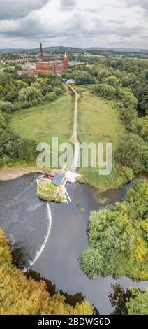 Ein von Hallidays Hydropower installiertes Schneckenwasserkraftwerk von archimedes zur Stromversorgung eines wiederversetzten Mühlengebäudes in Manchester, Großbritannien Stockfoto