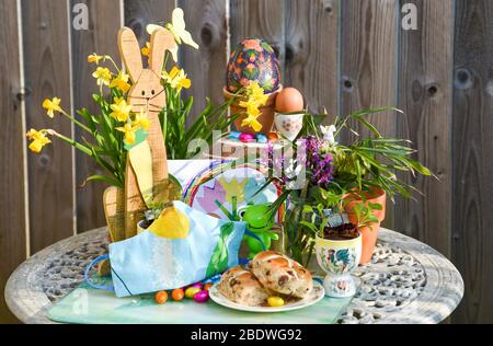 Brighton UK 10. April 2020 - Karfreitag Osteranzeige von Schokoladeneiern heiße Kreuzbrötchen und Frühlingsblumen mit einem Coronavirus Thema . Die Regierung hat der Öffentlichkeit gesagt, dass sie nicht über das Osterwochenende gehen soll, trotz der Vorhersage des guten Wetters während der Coronavirus COVID-19 Pandemie-Krise. Quelle: Simon Dack / Alamy Live News Stockfoto
