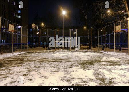 Nachtbild eines Basketballfeldes im Hof in Moskau Stockfoto