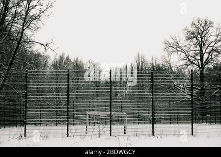 Fußballplatz im Park mit Bäumen im Winter mit Schnee. Moskau – Russland. Stockfoto