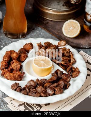Gebratene Dushbere mit Bierkrug auf dem Tisch Stockfoto