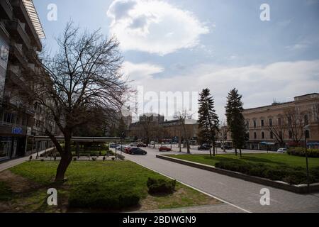 Belgrad, Serbien. April 2020. Eine Straße ist fast leer im Stadtzentrum während einer Ausgangssperre, die zur Verhinderung der Ausbreitung der Coronavirus-Krankheit (COVID-19) auferlegt wurde. Der serbische Präsident Aleksandar Vucic hatte den Ausnahmezustand erklärt, um die Ausbreitung des Coronavirus zu stoppen. Viele öffentliche Räume sind geschlossen und Soldaten bewachen Krankenhäuser. Auch die Regierung hat jedem über 65 verboten, seine Häuser zu verlassen. Kredit: Nikola Krstic/Alamy Live News Stockfoto