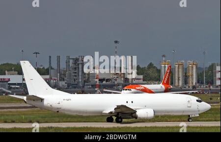 F-GZTI ASL Airlines France Boeing 737-408SF in Malpensa (MXP / LIMC), Mailand, Italien Stockfoto