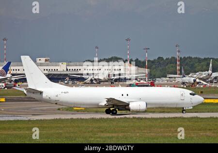 F-GZTI ASL Airlines France Boeing 737-408SF in Malpensa (MXP / LIMC), Mailand, Italien Stockfoto
