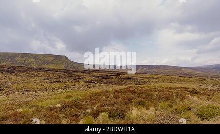 Berge mit Felsen und Moorland im Wicklow Nationalpark, Dublin, Irland Stockfoto