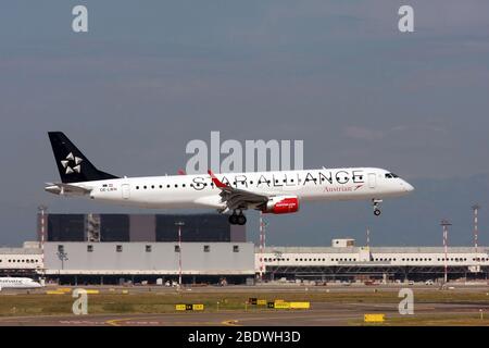 OE-LWA Austrian Airlines Embraer ERJ-195LR (Embraer 190-195) in Malpensa (MXP / LIMC), Mailand, Italien Stockfoto