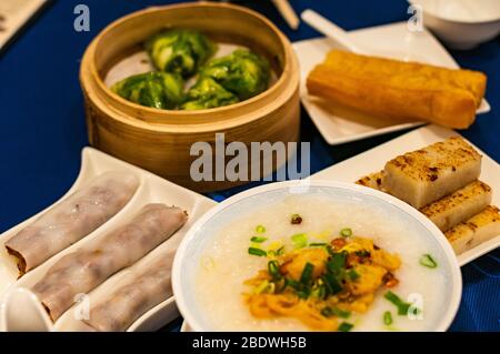 Dim Sum auf einem Tisch in Meixin Garten (Jade Garden) Restaurant Guangzhou Stockfoto
