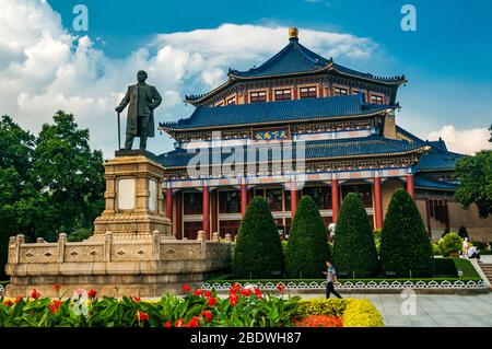 Statue von Sun Yat-sen vor der Sun Yat-sen Memorial Hall auf dem Gelände der ehemaligen Präsidentenpalast in Guangzhou. Stockfoto