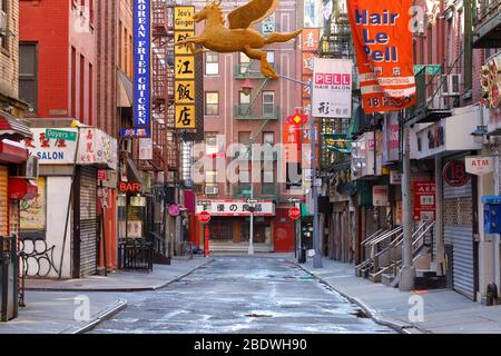 New York, NY, 9. April 2020, 17 Uhr. Verschrobene Geschäfte entlang der Pell Street im Herzen von Manhattan Chinatown... WEITERE INFORMATIONEN FINDEN SIE UNTER „VOLLSTÄNDIGE BILDUNTERSCHRIFT“. Stockfoto
