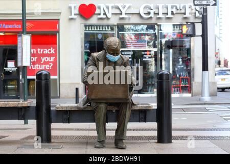 Die "Double Check"-Statue mit einer Gesichtsmaske als Symbol der aktuellen COVID-19-Pandemie in New York, NY. Stockfoto