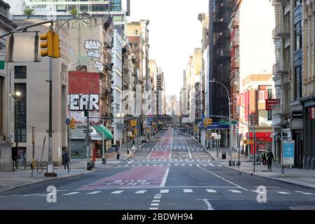 New York, NY, 9. April 2020, 18:15 Uhr. Downtown Broadway ist weitgehend leer von Rush Hour Verkehr und Menschen ... WEITERE INFORMATIONEN FINDEN SIE UNTER „VOLLSTÄNDIGE BILDUNTERSCHRIFT“. Stockfoto
