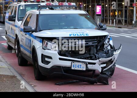 Ein New York City NYPD Polizeiauto mit Frontend-Schaden. Stockfoto