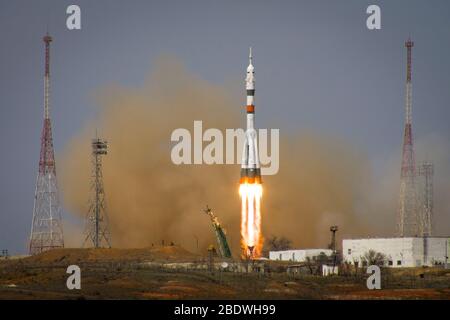 BAIKONUR, KASACHSTAN - 09. April 2020 - die Sojus MS-16 hebt von Site 31 auf dem Kosmodrom Baikonur in Kasachstan Donnerstag, 9. April 2020 Senden Stockfoto