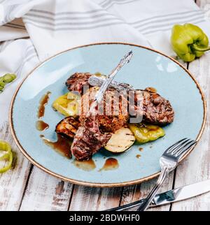 Gegrillte Lammkebabs und gegrilltes Gemüse Stockfoto