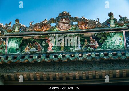 Schnitzereien und ein Relief auf dem Dach eines Gebäudes an der Chen-Clan Akademie, Guangzhou Lingnan Stil der Architektur zeigt. Stockfoto