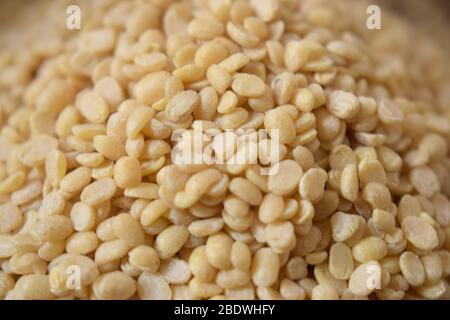 Split White Urad Dal. Vigna mungo Bohnen als abstrakte Hintergrundtextur Stockfoto