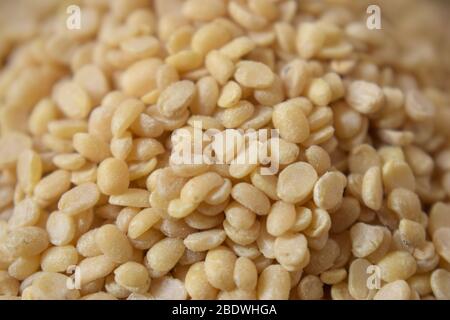 Split White Urad Dal. Vigna mungo Bohnen als abstrakte Hintergrundtextur Stockfoto