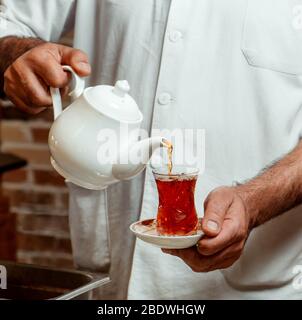 Heißer schwarzer Tee in Armudu-Glas Stockfoto