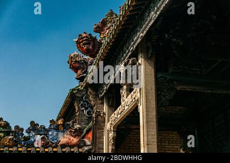 Dekoration auf dem Dach der Chen-Clan Academy in Guangzhou ausstellenden Lingan Stil der Architektur Stockfoto