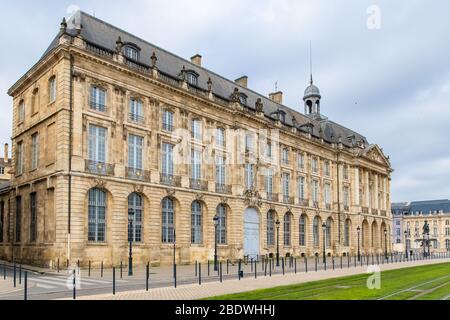 Bordeaux, schöne französische Stadt, typisches Gebäude Quai de la Douane Stockfoto