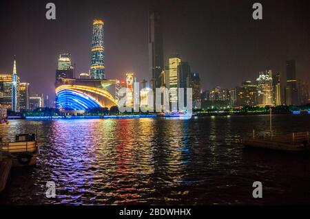 Blick über den Pearl River zum Bereich Zhujiang New Town zeigt die Oper Ifc und Ifp-Gebäude Stockfoto