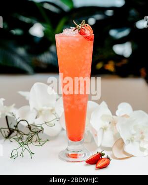 erdbeercocktail auf dem Tisch Stockfoto
