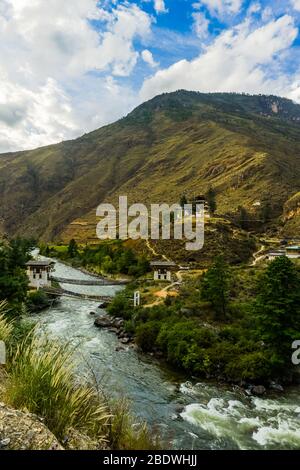 Tachog lhakhang dzong mit einer schönen alten Brücke am Fluss Stockfoto