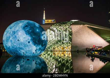 Blick auf den Mond Globe vor Guangzhou Opera House, China in der Nacht. Stockfoto