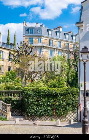 Paris, Montmartre, typische Straße, schöne Gebäude und Treppe Stockfoto