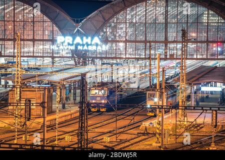 PRAG, TSCHECHIEN, MÄRZ 2020: Nachtansicht der Haupthalle des Prager Hauptbahnhofs. Eisenbahn-Stadtbild mit langer Belichtung. Stockfoto