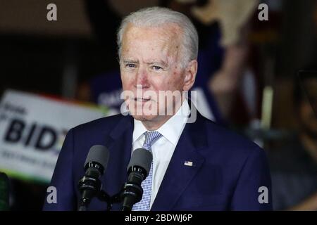 (FILE) Joe Bidens erster offizieller Tag als de facto 2020 Präsidentschaftskandidat der Demokraten. Vermont-Senator Bernie Sanders hat sich am Mittwoch entschieden, das Rennen zu beenden, und der ehemalige Vizepräsident kann nun seine Zeit und Energie voll und ganz den Parlamentswahlen gegen Präsident Donald Trump widmen. BALDWIN HILLS, LOS ANGELES, KALIFORNIEN, USA - MÄRZ 03: Ehemaliger Vizepräsident Joe Biden, 2020 demokratischer Präsidentschaftskandidat, spricht während der Jill und Joe Biden 2020 Super Tuesday Los Angeles Rallye, die am 3. März 2020 im Baldwin Hills Recreation Center in Baldwin Hills, Los Angeles, Kalifornien, U, abgehalten wurde Stockfoto