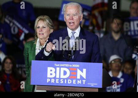 (FILE) Joe Bidens erster offizieller Tag als de facto 2020 Präsidentschaftskandidat der Demokraten. Vermont-Senator Bernie Sanders hat sich am Mittwoch entschieden, das Rennen zu beenden, und der ehemalige Vizepräsident kann nun seine Zeit und Energie voll und ganz den Parlamentswahlen gegen Präsident Donald Trump widmen. BALDWIN HILLS, LOS ANGELES, KALIFORNIEN, USA - MÄRZ 03: Der ehemalige Vizepräsident Joe Biden, 2020 demokratischer Präsidentschaftskandidat, spricht, während seine Frau Jill Biden, links, während der Jill und Joe Biden 2020 Super Tuesday Los Angeles Rallye im Baldwin Hills Recreation Center am 3. März 2020 in B steht Stockfoto